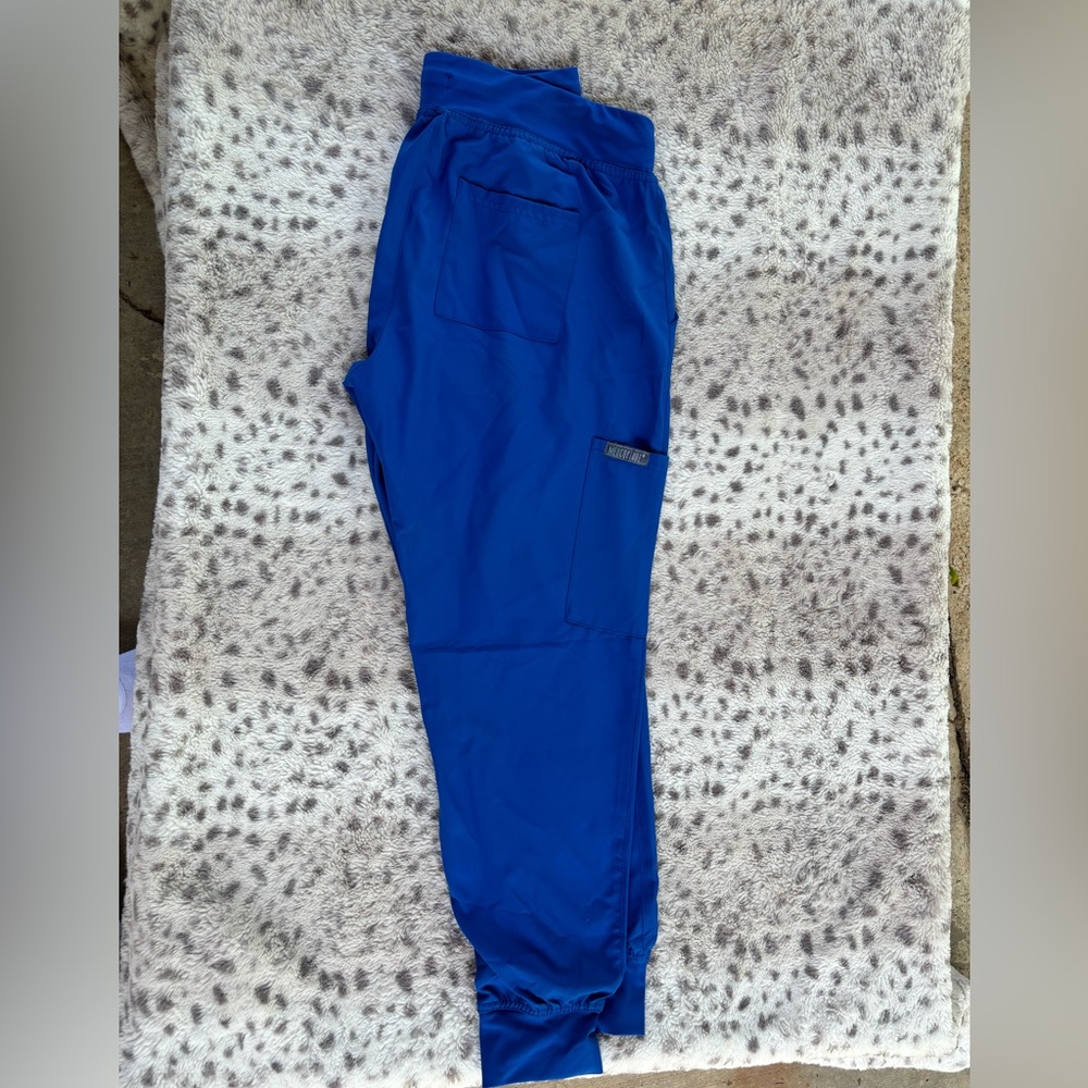 🩺🩻😷 Med Couture Scrubs Royal blue size Medium.